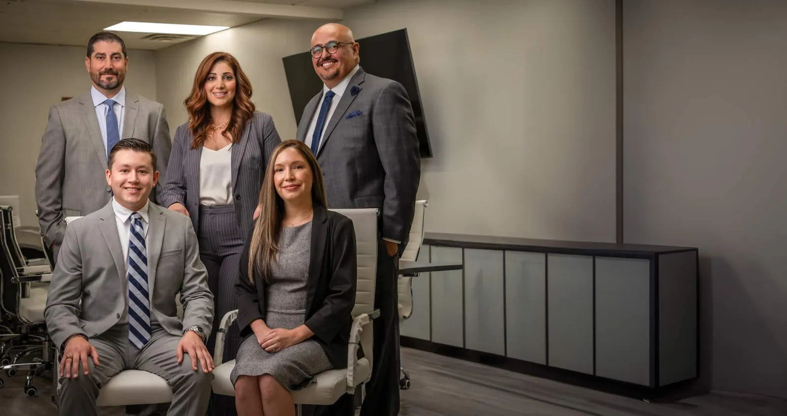 Los abogados de MIJ Law en la sala de juntas del despacho